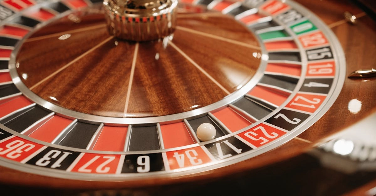 Рулетка в казино с игровым полем и фишками